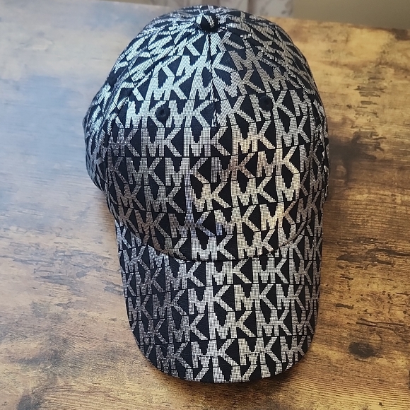 Michael Kors Monogram Black and Silver Cap - Picture 1 of 3